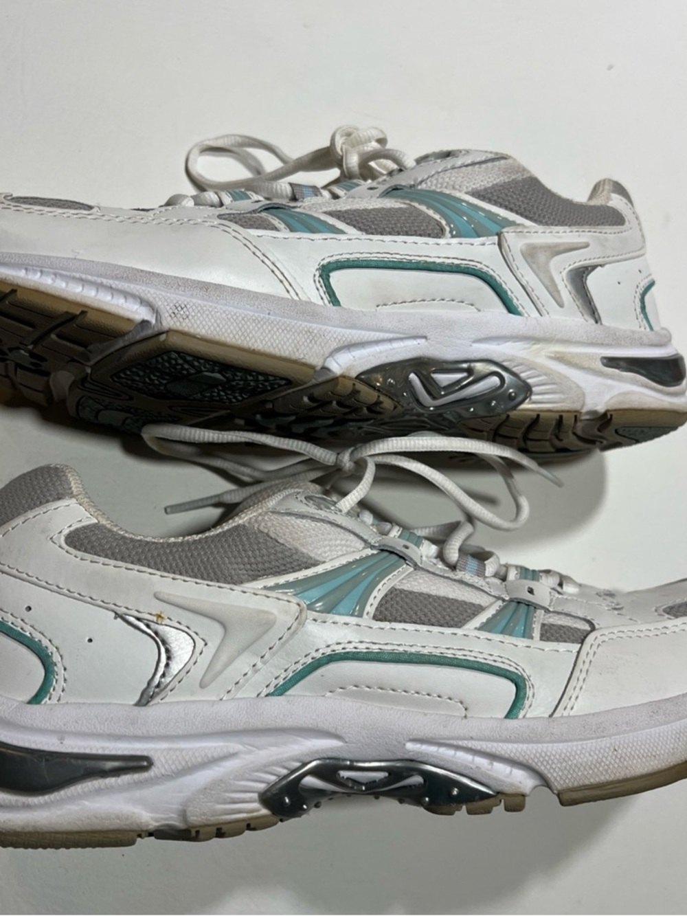 Vionic women’s walker classic size 10 white, teal, gray lots of life left.